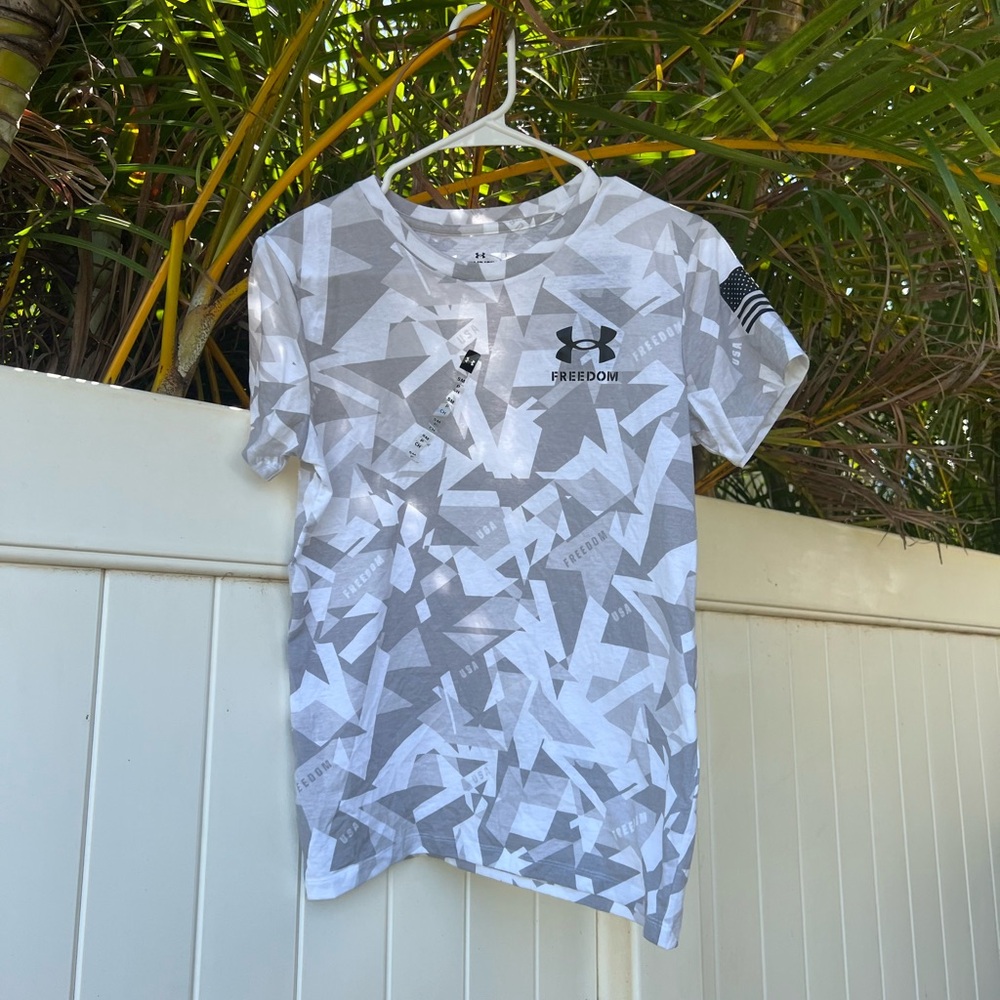 SMALL Under Armour Gray white camo T-Shirt